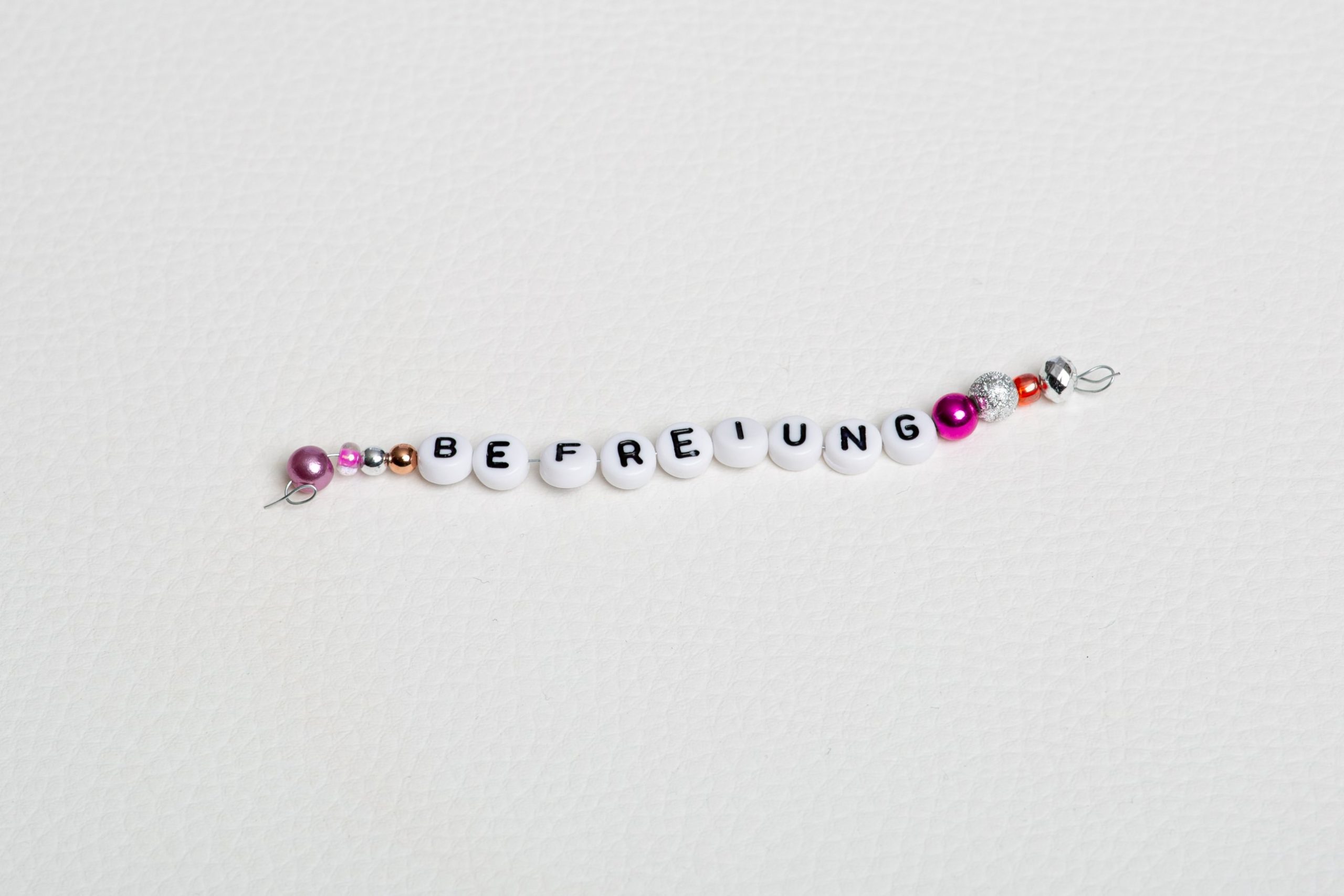 Perlenkette mit dem Wort Befreiung