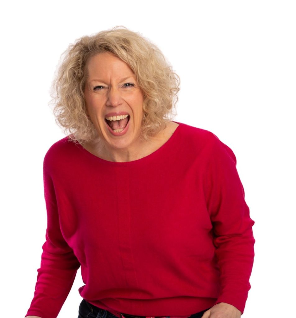 Simone Mortensen lacht herzlich in einem pinken Pullover