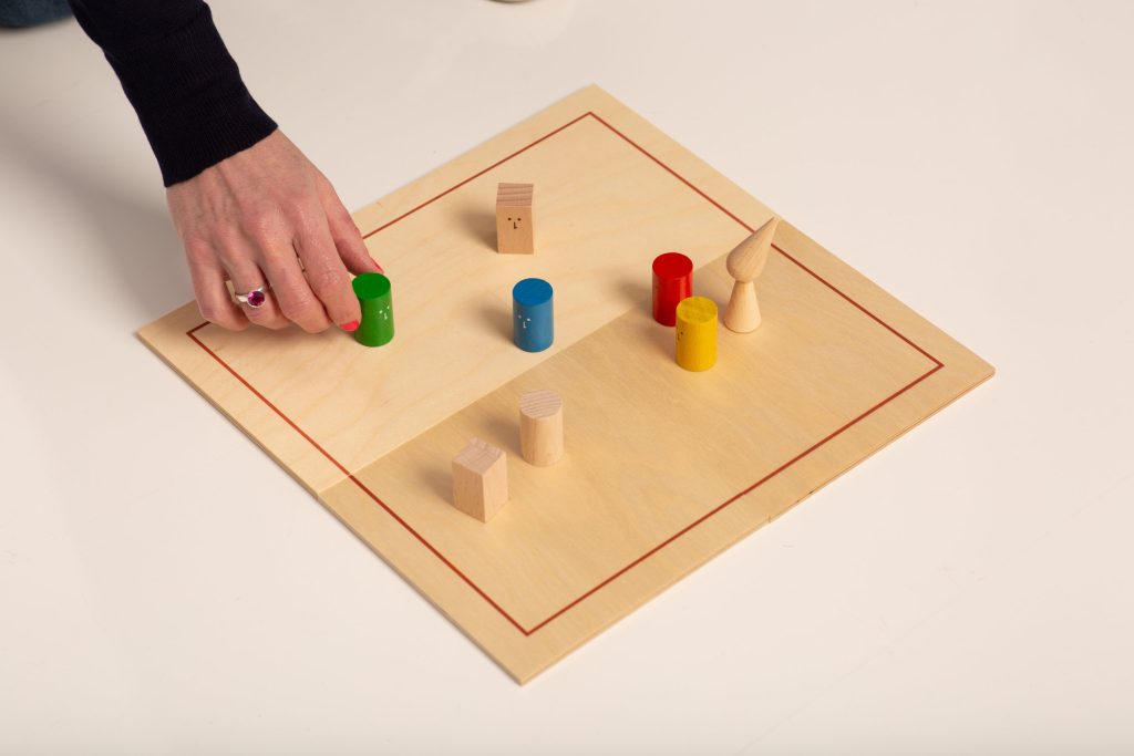 Aufstellung mit dem Systembrett und Holzfiguren